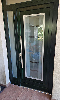 Fa bejárati ajtó, egyedi üvegezéssel